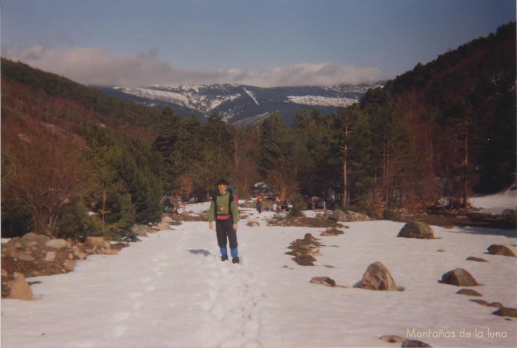 Delante Joaquín en el Alto Valle del Revinuesa con la Sierra Cebollera al fondo